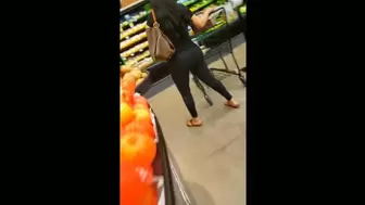 Candid bubble rear-end brunette milf in african spandex shopping