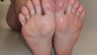 Wet soapy white feet and toes ♡