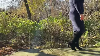 Hot MILF pissing in a public place without fear of being seen