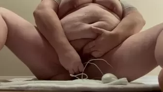FAT WOMAN masturbating, Rubbing twat til jizz