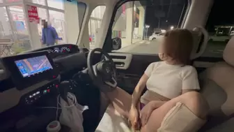 A perverted, massive-breasted MILF who masturbate in the car in public even if a fresh husband sees her♡