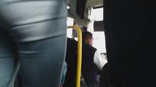 Culo en el bus