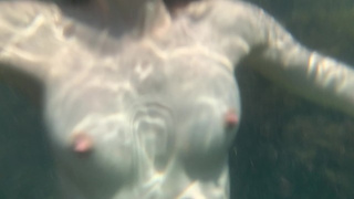 Плаваю голая под водой, пока никто не видит
