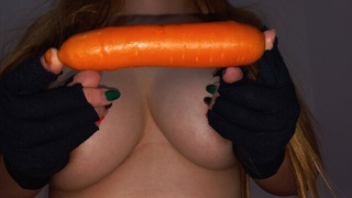 کسم میخارید با هویج خودمو رضا کردم آبم پاچید روش / Self-pounded my twat with carrot