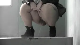 Older big beautiful woman milf pissing in a public entrance.
