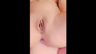 漂亮蝴蝶型阴唇水嫩小穴, 用化妆品罐自戳自慰白浆水狂流还得自己擦地