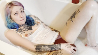 Coyemoo has fun in the bathtub