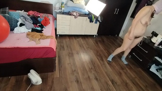 Une femme amateurs s'amuse à essayer des vêtements et à les couper. Une femme amatuer danse nue dans
