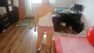 Moglie cute si diverte a provare vestiti e a tagliarli di dosso. Mora balla nuda per casa.