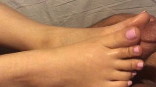 Homemade amateur foot job w pretty toes