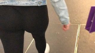 Candid voyeur incredible ass in black legging + Night Vision
