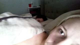 Selfie masturbate au lit pres d'une copine endormie